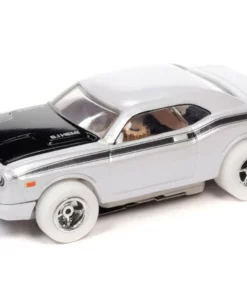 Auto World iWHEELS 2008 Dodge Challenger X-Traction R34 HO Slot Car