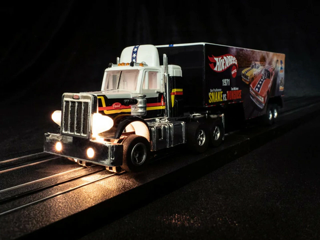Auto World Racing Rig Peterbilt Model 359 w/Race Trailer (Snake vs. Mongoose) X-Traction Flamethrowers R12 HO Slot Car - Image 4